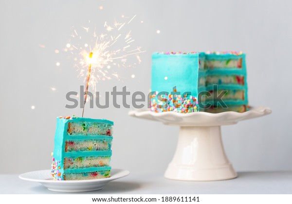 Une Tranche De Gateau D Anniversaire Avec Photo De Stock Modifiable