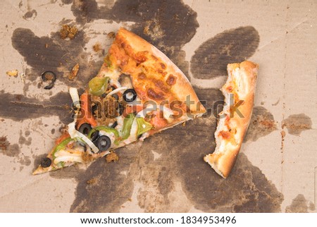 A slice of left over pizza and an eaten crust heel in a pizza box. ストックフォト © 