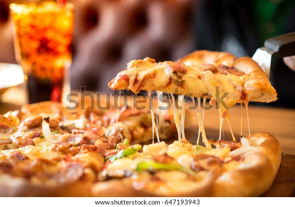 Trozos De Pizzas De Queso Costra Foto De Stock Editar Ahora