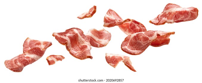 Bacon rebanado aislado en fondo blanco, tiras de jamón caídas