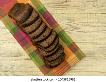 Sliced black rye bread.