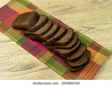 Sliced black rye bread.