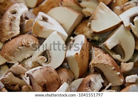sliced broun mushroms