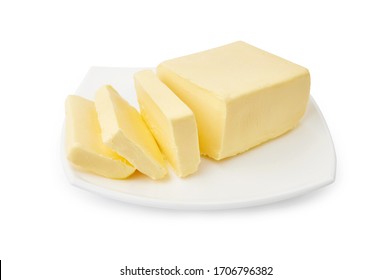 Mantequilla en rodajas de mantequilla a trozo en placa blanca aislada sobre fondo blanco.