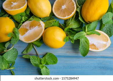 파란색 나무 배경에 민트를 넣고 복사공간을 위한 신선한 레몬을 잘라라.감귤류 과일이 있는 배경.비타민 C 신선한 레몬 배경평평한 평형, 위쪽 스톡 사진