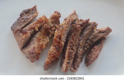geschnitten Rindfleisch auf einen Teller.