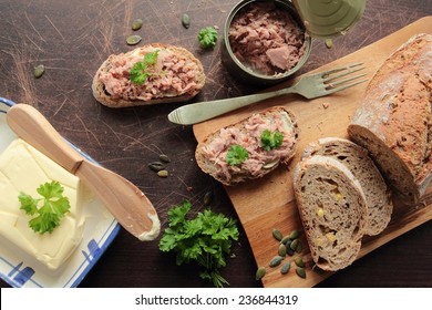 Thunfisch auf Brot mit Butter und frischer Petersilie