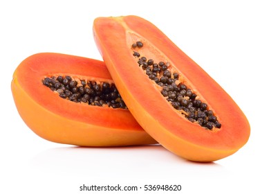 rodajas de papaya dulce sobre fondo blanco