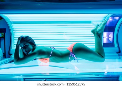 Very hot girl in solarium