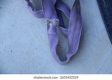 Sling for lifting objects is torn