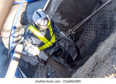 slope protection work "free frame method", spraying mortar on the reinforcing bars covered in a mesh pattern on the slope: civil engineering work