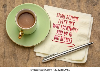 kleine Talltagsaktionen werden letztlich zu großen Ergebnissen führen - inspirierende Handschrift auf einer Serviette mit einer Tasse Kaffee