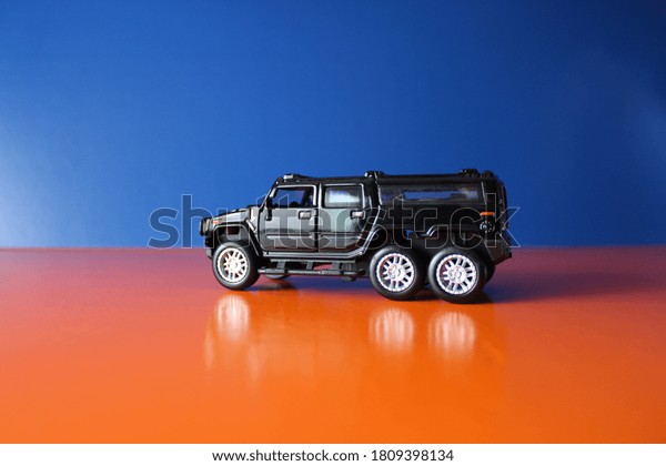 a small black car\
toy