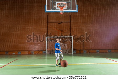 Foto Bild roter Basketballplatz mit weißen Linien auf der Straße