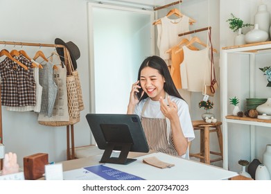 Small Business Owner Talking On The Phone With Customers In A Small Shop. And Check Orders, Check The Orders That Customers Order From Online Retailers - Online Shopping