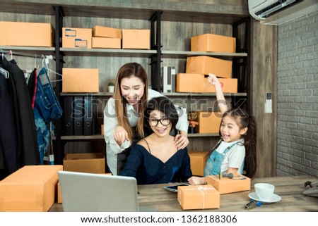 Small business owners use houses to work receiving and sending products to customers,Consisting mother and two daughters product orders confirmed by customers, Online and e-commerce trading concept ストックフォト © 