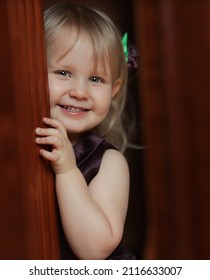 Small Child Peeking Through Door Stock Photo 2116633007 | Shutterstock