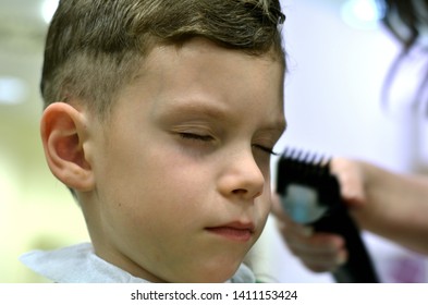Afbeeldingen Stockfoto S En Vectoren Van Mens Haircut Shutterstock