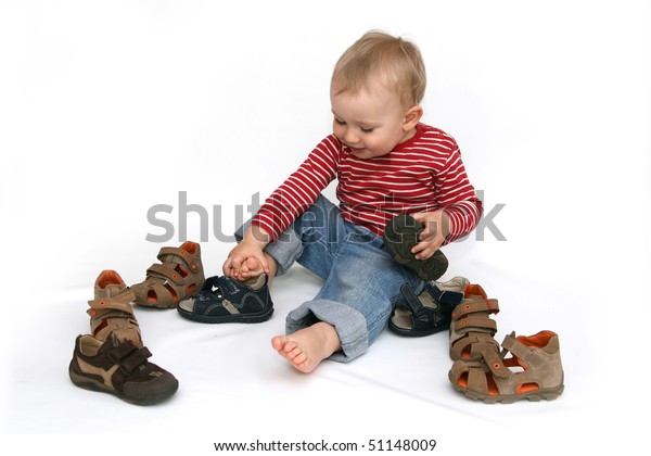 Un Petit Enfant Essaie De Mettre Photo De Stock Modifiable