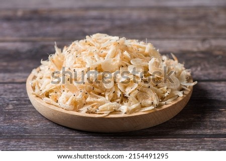  small dried shrimp on wooden table
