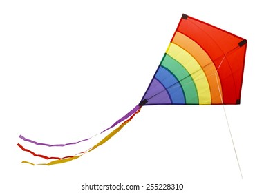 Pequeña cometa arcoiris voladora aislada en un fondo blanco.