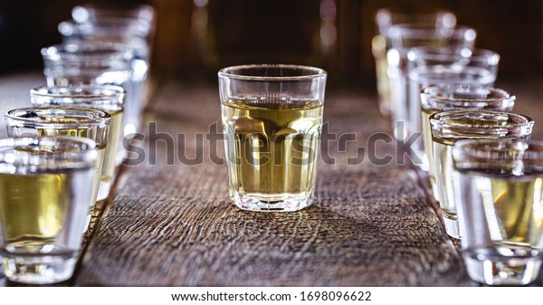 アルコール ラム酒 ジン酒 テキーラ ドリップ カカサ 酒 精霊の小さなグラス の写真素材 今すぐ編集