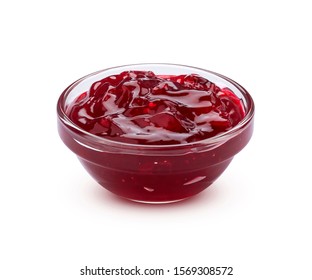 Pequeño recipiente de vidrio de mermelada de bayas rojas aislado sobre fondo blanco con sendero de recorte