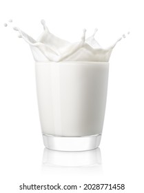 pequeño vaso de leche con salpicadura aislada sobre fondo blanco