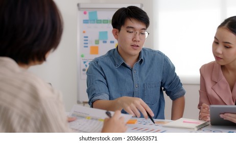 Small Group Of Asia People, Data Analyst Mba College Student Or Smart Sale Team Worker Share Plan Idea On Seminar Training Class At Office Desk In Seo SME Project, Young Leader Creative Design Job.