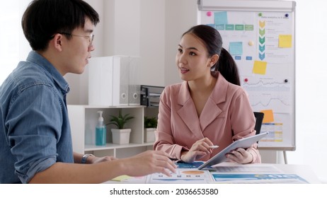 Small Group Of Asia People, Data Analyst Mba College Student Or Smart Sale Team Worker Share Plan Idea On Seminar Training Class At Office Desk In Seo SME Project, Young Leader Creative Design Job.