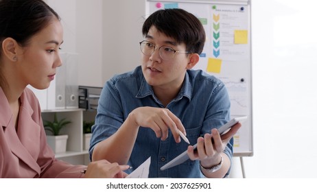 Small Group Of Asia People, Data Analyst Mba College Student Or Smart Sale Team Worker Share Plan Idea On Seminar Training Class At Office Desk In Seo SME Project, Young Leader Creative Design Job.