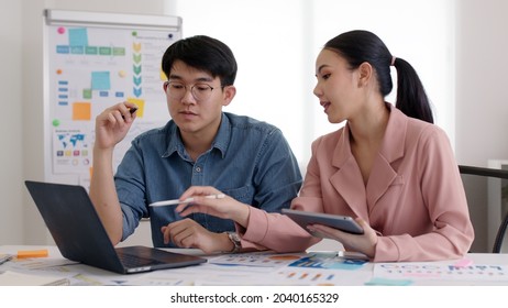 Small Group Of Asia People, Data Analyst Mba College Student Or Smart Sale Team Worker Share Plan Idea On Seminar Training Class At Office Desk In Seo SME Project, Young Leader Creative Design Job.