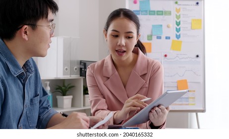 Small Group Of Asia People, Data Analyst Mba College Student Or Smart Sale Team Worker Share Plan Idea On Seminar Training Class At Office Desk In Seo SME Project, Young Leader Creative Design Job.