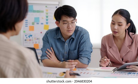 Small Group Of Asia People, Data Analyst Mba College Student Or Smart Sale Team Worker Share Plan Idea On Seminar Training Class At Office Desk In Seo SME Project, Young Leader Creative Design Job.