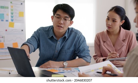 Small Group Of Asia People, Data Analyst Mba College Student Or Smart Sale Team Worker Share Plan Idea On Seminar Training Class At Office Desk In Seo SME Project, Young Leader Creative Design Job.