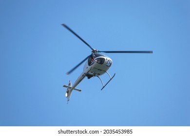 Helicóptero pequeño en vuelo. Helicóptero para dos personas.