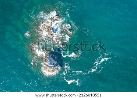 Luftaufnahme von Felsen an der Küste der Costa Brava, Spanien.