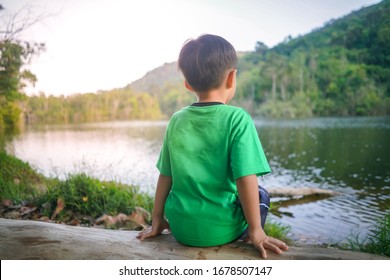 後ろ姿 子供 の写真素材 画像 写真 Shutterstock