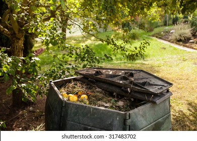 Small Outdoor Composting Bin For Recycling Kitchen And Garden Organic Waste