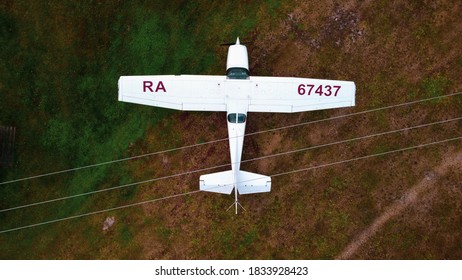 Kleinflugzeug auf dem Asphalt
