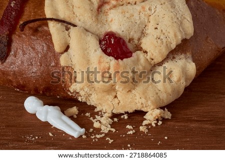 The small plastic figurine outside the bread symbolizes the good fortune of whoever will be hosting the tamales.