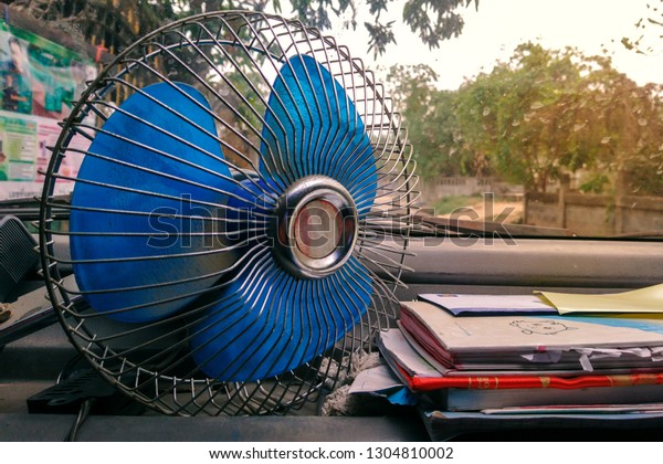 Small portative fan in car. for old car and\
Car without air\
conditioning