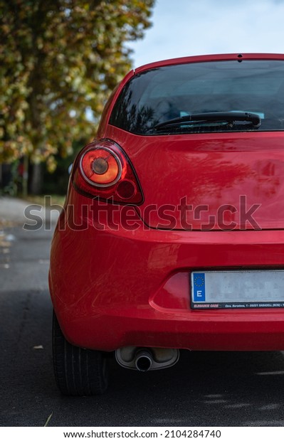 Small red\
city utility car, back detail\
lightbulb