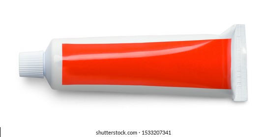Pequeño tubo de dentífrico rojo aislado en blanco.