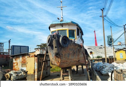 Small Ship Waiting Stand For Repair 