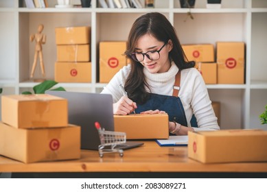 Small start-up business owners checking parcels at work, salespeople, checking production orders. Pack products for delivery to customers Sell ​​Ecommerce Shipping Ideas