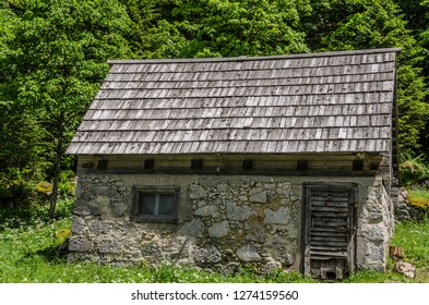 Small Log Cabin Images Stock Photos Vectors Shutterstock