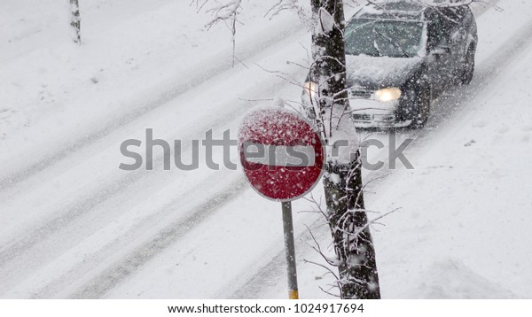 In\
the small town, snow begins to foul. Driving is difficult. The\
streets are covered with snow. Road signs cover\
snow.