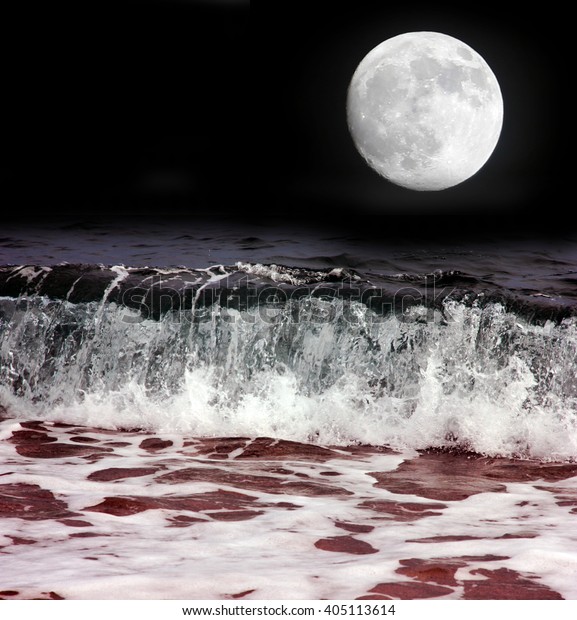 small waves and moon at\
the seashore