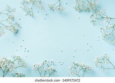Kleine weiße Zigeunerblumen auf pastellblauem Hintergrund. Frauentag, Muttertag, Valentinstag, Hochzeitskonzept. Flat lay. Draufsicht. Kopiert Platz. – Stockfoto
